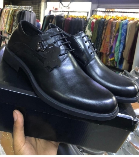 Genuine leather official shoes.